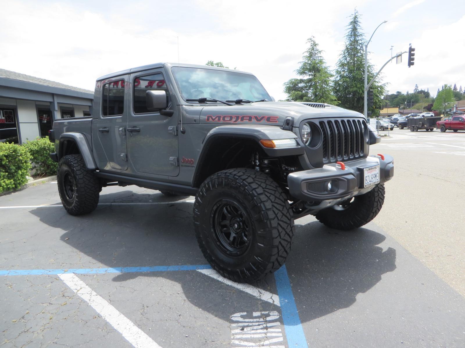 2021 Sting Grey /BLACK Jeep Gladiator Gladiator Mojave (1C6JJTEG4ML) with an 3.6L V6 engine, automatic transmission, located at 2630 Grass Valley Highway, Auburn, CA, 95603, (530) 508-5100, 38.937893, -121.095482 - Mojave Galdiator featuring a Readylift 4" suspension system, 37" Nitto Ridge Grappler tires, 17" Fuel Ammo wheels, Rugged Ridge bed cover, and window tint. - Photo #2